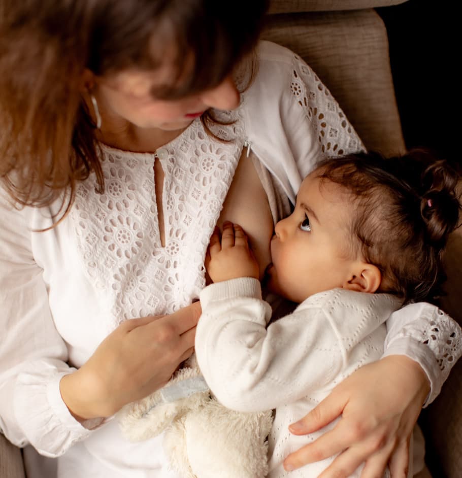 Mon enfant de 18 mois tète autant qu'un nouveau-né !