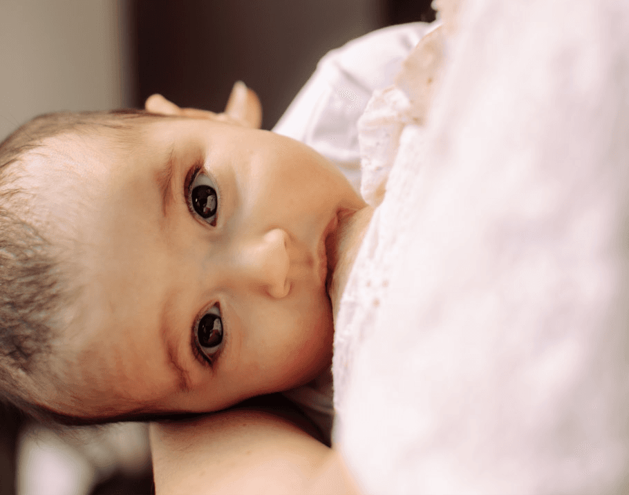 Mon bébé dort très mal, est-ce à cause du reflux ?