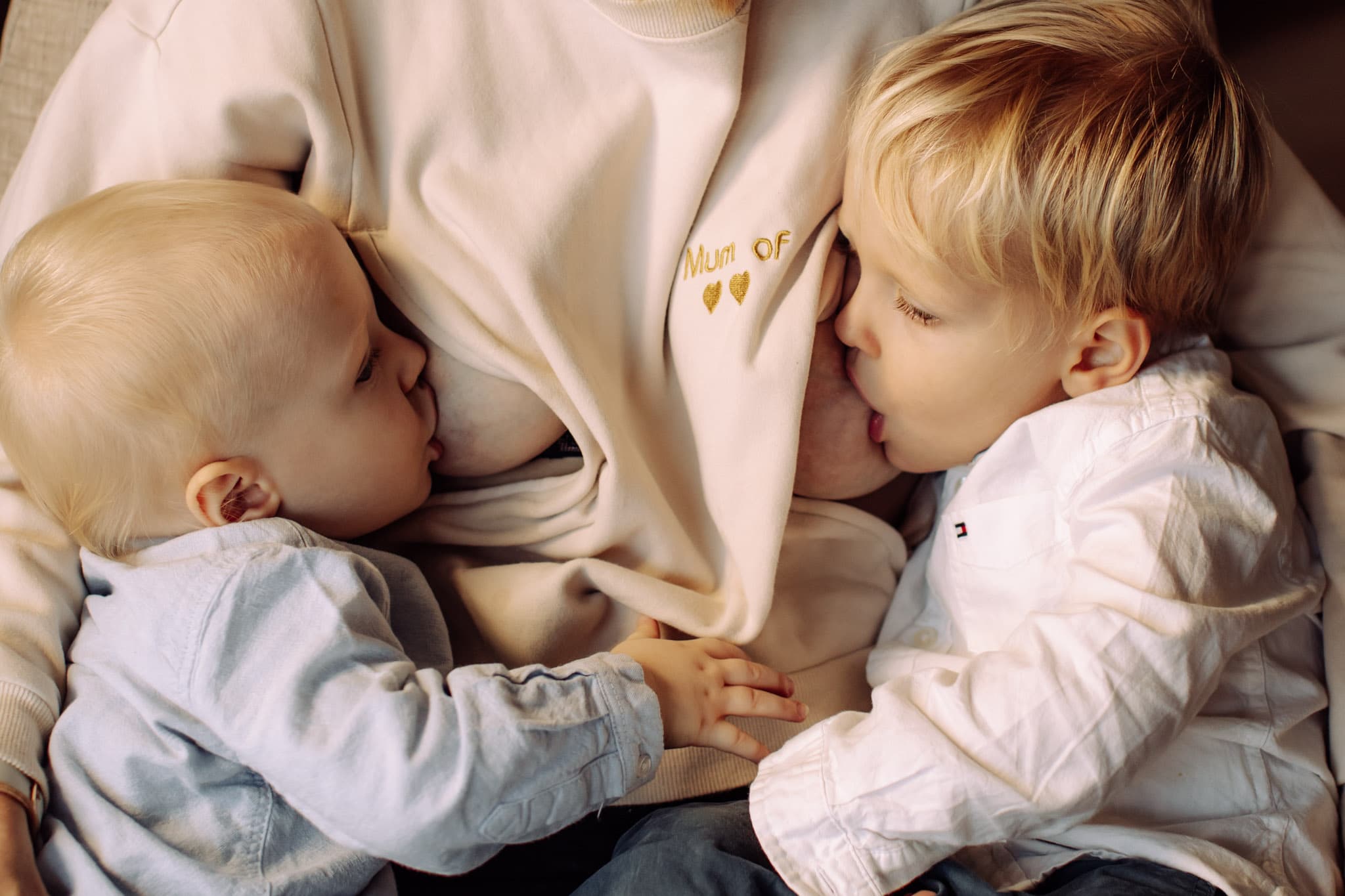 Entre deux enfants, un lien unique : mon allaitement en tandem