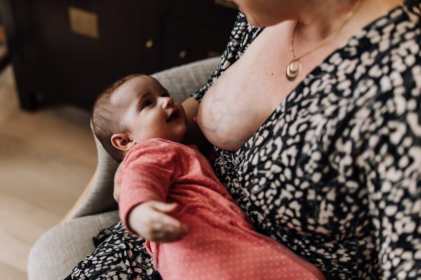 Mon bébé ne dort pas. Et si c’était ses troubles digestifs…